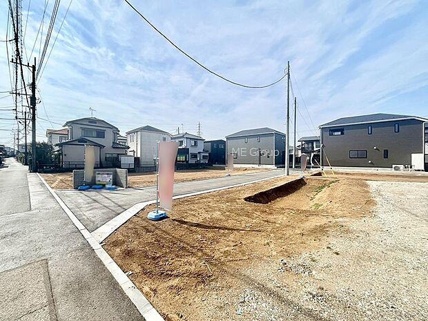 ~Exterior~ 前面道路は閑静な住宅地をはしる車通りの少ない道路。駐車の出し入れもらくらくです!ご不明点・現地見学のご希望は、お気軽にお問い合わせください!