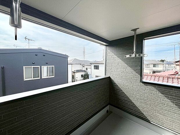 ~Balcony~ インナーバルコニーは洗濯物を干すスペースとして急な雨で洗濯物が濡れてしまうのを防いでくれます◎チェアでくつろいだり、夏には周りを気にせずビニールプールが楽しめますね♪