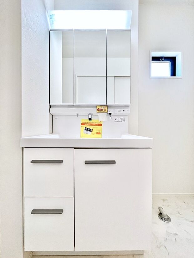 大きく見やすい三面鏡で清潔感ある洗面台は、身だしなみチェックや肌のお手入れにおすすめです。 
