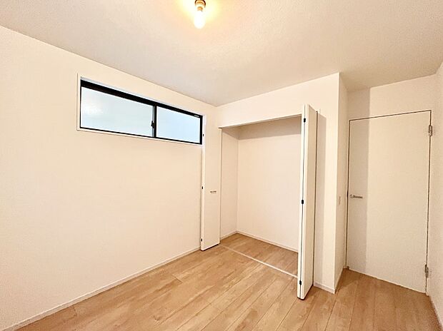 ◆1号棟◆~Bed Room~ 全居室には収納クローゼットを完備!普段使いのお洋服や小物はもちろん、季節物のお洋服などもしっかりと整理整頓おしまい頂けます。 居室空間を広く使用できますね。