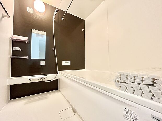 ◆1号棟◆～Bath Room～　足を伸ばして入浴することが可能！一日の疲れを癒す貴重なバスタイムです。お子様とご一緒でも十分な広さなので、リビングとは違った家族団欒のひと時をお楽しみいただけます。