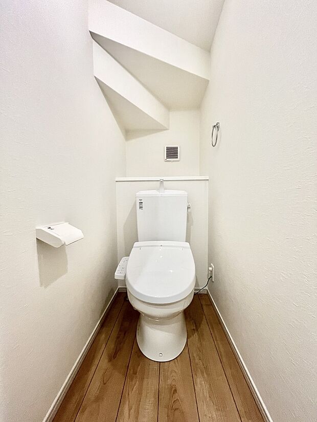 ◆1号棟◆~Toilet~ 清潔感のある水回り♪トイレはウォシュレット付きです◎トイレは毎日使わざるを得ないもの。いつも清潔を保ちたいですね。トイレが2ヶ所あるので朝の混雑時に便利です!