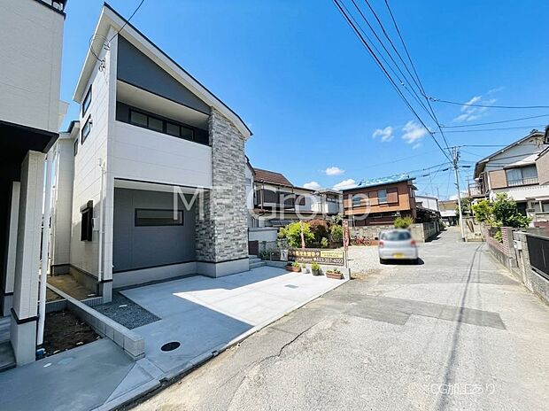 ～Exterior～　前面道路は閑静な住宅地をはしる車通りの少ない道路。駐車の出し入れもらくらくです！ご不明点・現地見学のご希望は、お気軽にお問い合わせください！