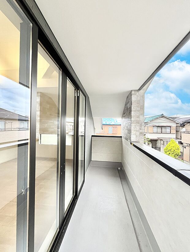 ◆1号棟◆~Balcony~ 大きな空に囲まれた気持ちのいい家。 バルコニーを覗くだけで圧倒的な開放感に包まれます。 バルコニーは陽がさしこみお布団や洗濯物を気持ちよく干すことができます。