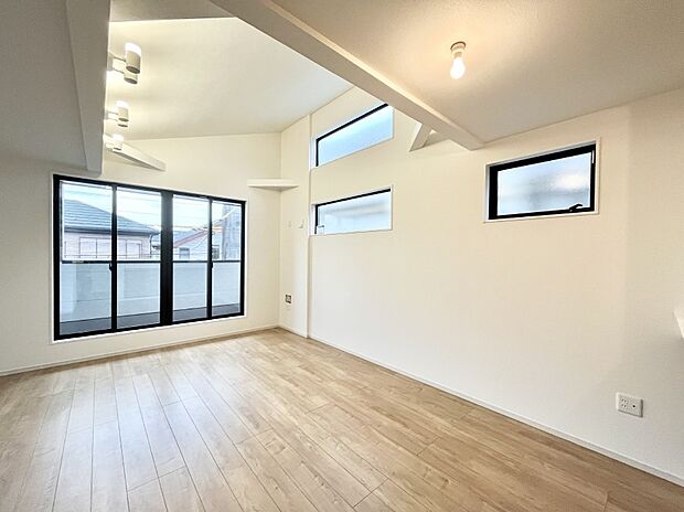 ◆1号棟◆～Living～　飽きの来ないシンプルでおしゃれなLDK。大きな窓から日差しが差し込むので室内も明るく、家族の憩いの場としてピッタリです。開放感と日当たりの良さを是非ご覧ください！