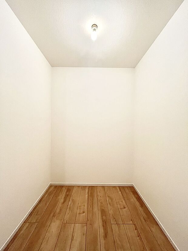 ◆1号棟◆~Walk-in Closet~ たくさんの洋服をかけてもシワになりにくいウォークインクローゼット。洋服以外にも、普段使わない家電やスーツケース、ストック品など何でも片付く嬉しい空間です。