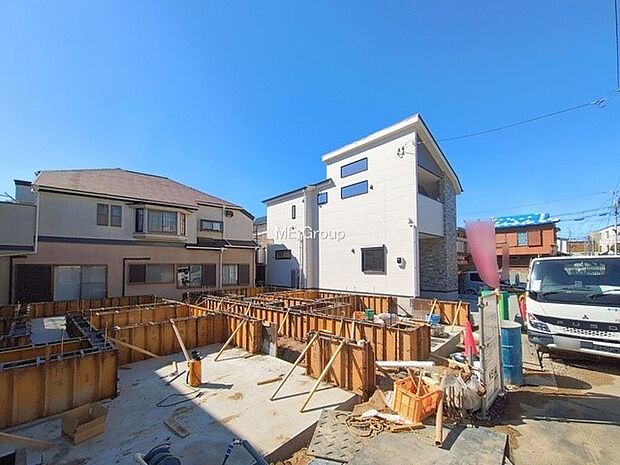 ◆2号棟◆~Exterior~ 小学校や幼稚園・保育園、コンビニなどが徒歩圏内にそろっているため、安心して新生活をスタートしていただけます。日々の暮らしもいっそう快適にお過ごしいただけます♪