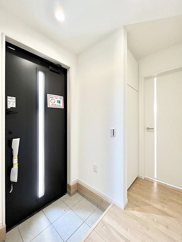 ガラススリットの入った玄関ドアが室内に光を届けてくれます