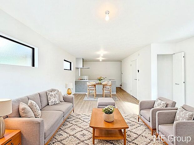 ご家族の賑やかな話し声で包まれる明るいリビング ※家具はCGです