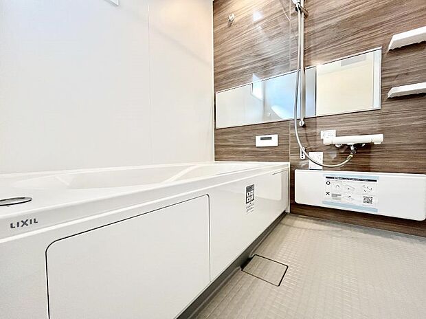 ◆2号棟◆~Bath Room~ 足を伸ばして入浴することが可能!一日の疲れを癒す貴重なバスタイムです。お子様とご一緒でも十分な広さなので、リビングとは違った家族団欒のひと時をお楽しみいただけます。