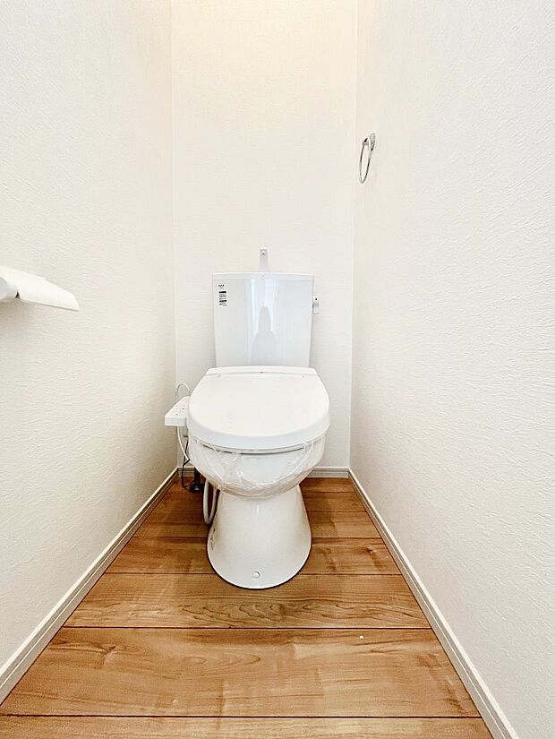 ◆2号棟◆~Toilet~ 清潔感のある水回り♪トイレはウォシュレット付きです◎トイレは毎日使わざるを得ないもの。いつも清潔を保ちたいですね。トイレが2ヶ所あるので朝の混雑時に便利です!