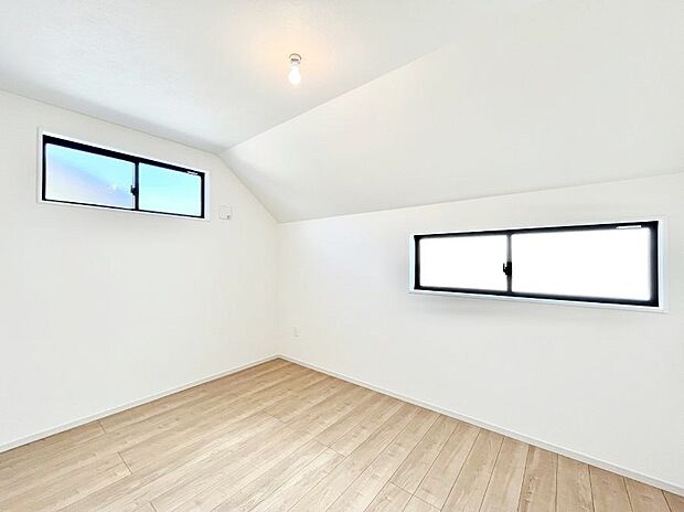 ◆2号棟◆~Bed Room~ 2面採光を確保した明るい室内は、風通しも良く、大変居心地の良い空間となっております。爽やかな風を感じて起きる朝は、快適生活の始まりに!日当たりや通風が良い住まい♪