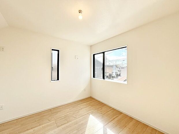 ◆2号棟◆~Bed Room~ マンションと違い部屋数が多いのが戸建てのメリットです。ご家族が増えたことで手狭に感じていた住まいも戸建てでは各居室プライバシーを保つことができます。