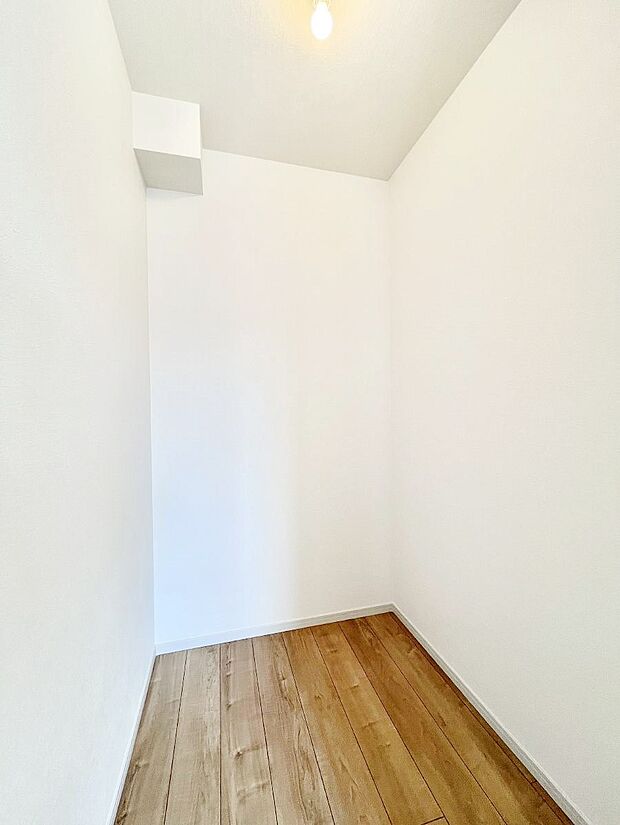 ◆2号棟◆~Walk-in Closet~ たくさんの洋服をかけてもシワになりにくいウォークインクローゼット。洋服以外にも、普段使わない家電やスーツケース、ストック品など何でも片付く嬉しい空間です。