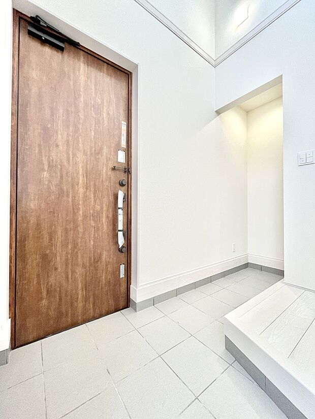 ~Entrance~ 玄関は家の顔といわれますが我が家のセンスをさりげなく感じさせる魅力ある玄関造りも楽しみの一つ。帰宅する度に家族がほっとできる心地よい空間造りも大切ですね♪