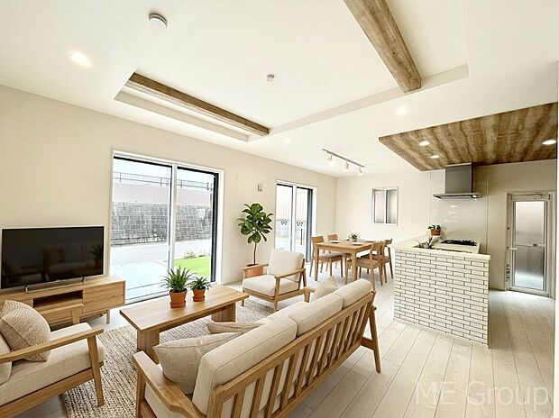 ~Living~ 家族の会話や笑顔が行き交うリビングです。子供が走ってる姿を見ながら、大きなソファやダイニングテーブルでゆったり食事をしたりくつろぎたい♪そんな夢が叶えられる空間です!※家具はCGです