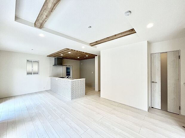 ~Living~ 家族の食事や団らんのほか、子どもを遊ばせたり、友人を招いたりするLDKは住まいの中心。長時間過ごす場所だから、その空間は住まい全体の居心地を左右します。