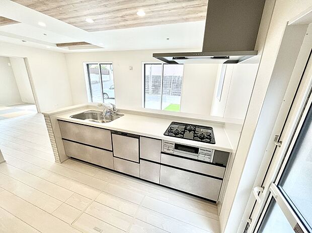 ~Kitchen~ リビングが見渡せるカウンターキッチン。 料理をしながら家族とコミュニケーションをとれるだけでなく、大きな開放感も得ることができます。 お子様の成長も感じることができますね!