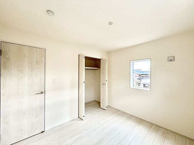 ~Bed Room~ 部屋数が多いのが戸建てのメリットです。ご家族が増えたことで手狭に感じていた住まいも戸建てでは各居室プライバシーを保つことができます。住まいにゆとりが生まれ心もリラックスできます♪