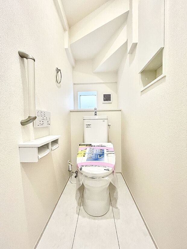 ~Toilet~ 綺麗・スッキリ・快適なウォシュレット付トイレでくつろげる空間です。1、2階共にトイレスペース!採光もあり明るく、快適空間となっております♪毎日使う場所だからこその配慮です!