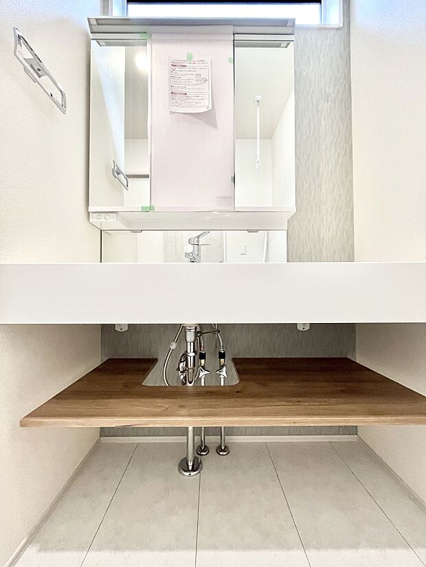 ~Dressing Room~ 十分な大きさの洗面台は収納もさる事ながら、身だしなみチェックや歯磨きなど、朝の慌ただしい時間でもホテルライクなスペースで余裕とゆとりを感じて頂けます。