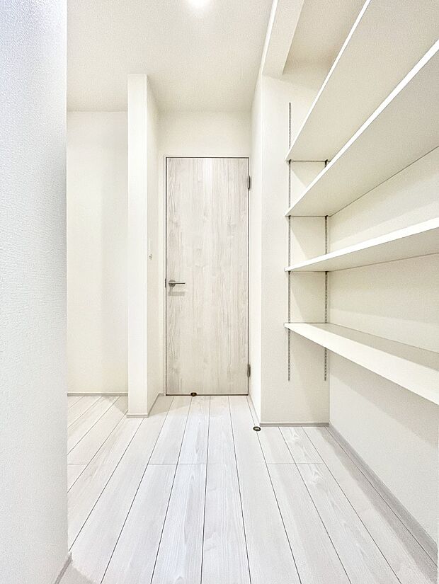 キッチンにはパントリー!食材のストックはもちろん、日用品の収納など使い方はいろいろ!