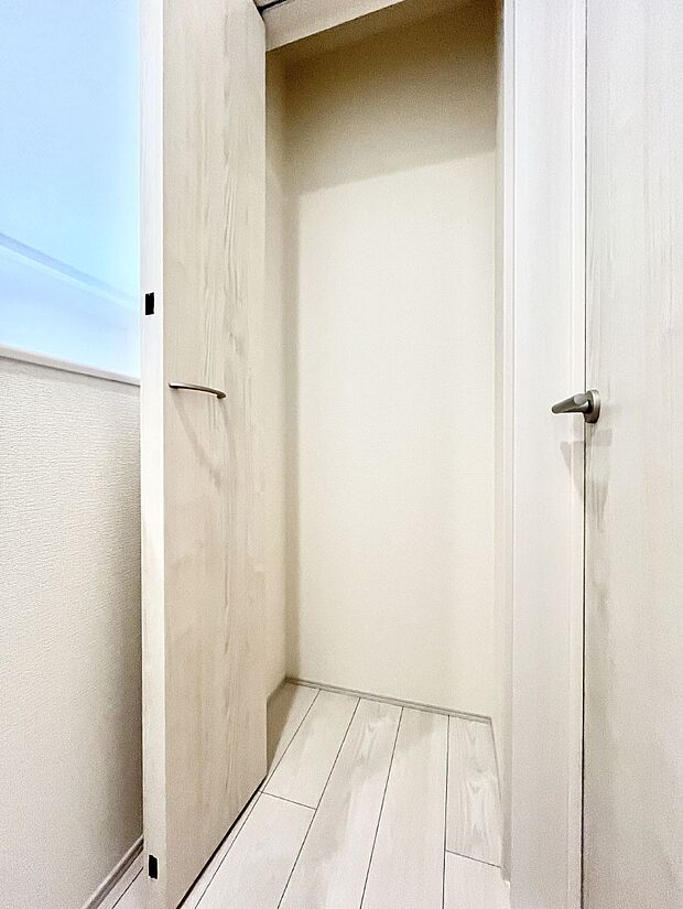 廊下収納。掃除道具や季節の小物を収納することができます。