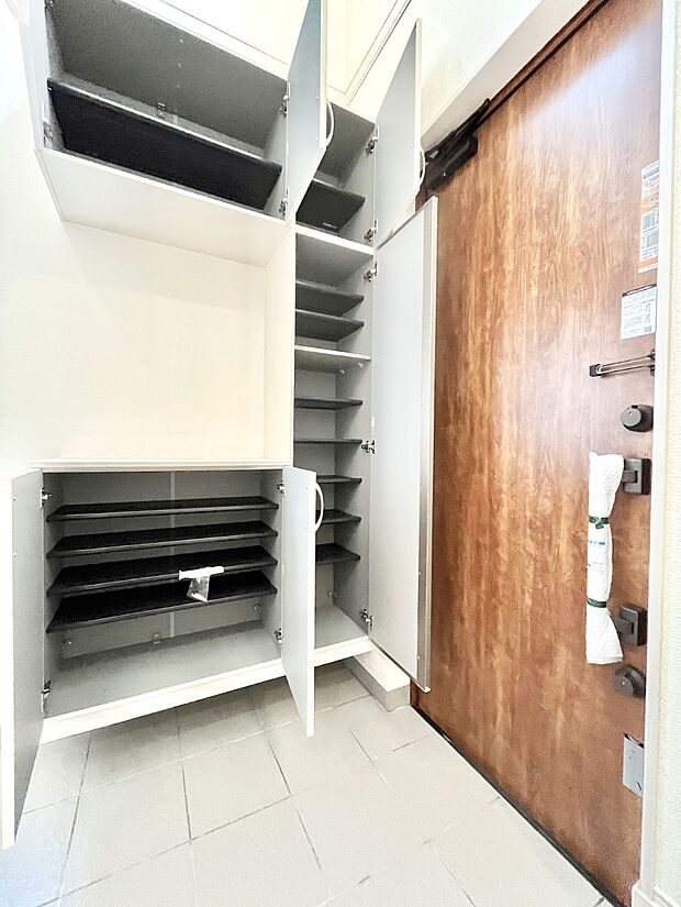 たっぷり収納できるシューズボックスで家族全員の靴も、玄関すっきり。