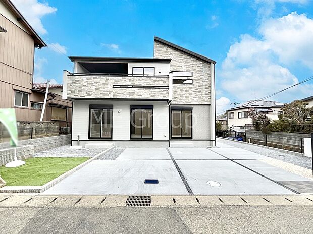 ~Exterior~ 角地により陽当り・風通し良好です。一戸建ての大きなメリットは、自分達の「土地」を「自由に」使える事です。ガーデニングやDIY,車やバイクの趣味など様々な用途で利用できます。