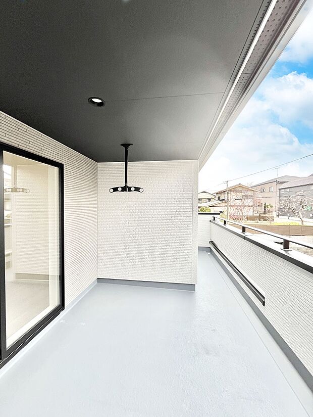 ~Balcony~ 南向きのバルコニーの前には雲以外に太陽を遮るものがありません。お洗濯物も乾きやすく、何より明るく気持ちのいい光が入ってきます。使いやすく開放的なバルコニーです♪