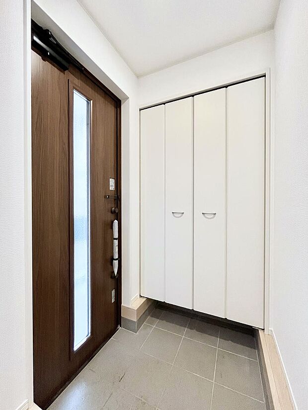 ◆1号棟◆~Entrance~ 玄関は家の顔といわれますが我が家のセンスをさりげなく感じさせる魅力ある玄関造りも楽しみの一つ。帰宅する度に家族がほっとできる心地よい空間造りも大切ですね♪