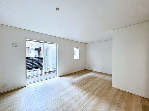 ◆1号棟◆~Living~ 飽きの来ないシンプルでおしゃれなLDK。大きな窓から日差しが差し込むので室内も明るく、家族の憩いの場としてピッタリです。開放感と日当たりの良さを是非ご覧ください!