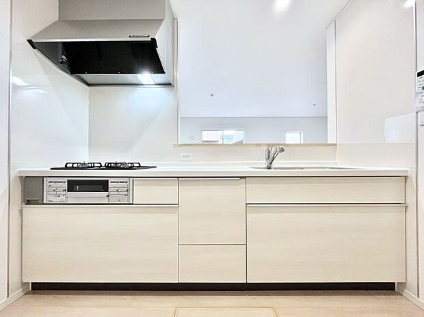 ◆1号棟◆~Kitchen~ 広くて使いやすいキッチンなら家族でいっしょに料理をつくったり、後片付けも手間なくできちゃいます♪収納もたっぷりあるので、いつもすっきりと清潔な印象を保てます。