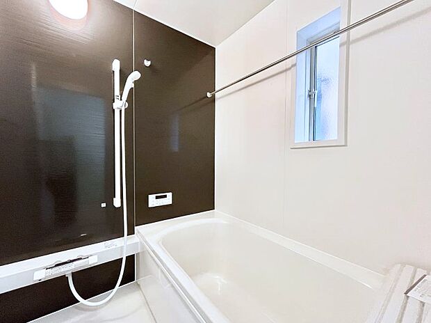 ◆1号棟◆~Bath Room~ 窓付きのバスルームは、採光もあり明るく気持ちの良い空間です。窓があることで、換気環境も良好。ゆったり寛げるバスルームで、毎日のバスタイムが楽しみになりそうです。