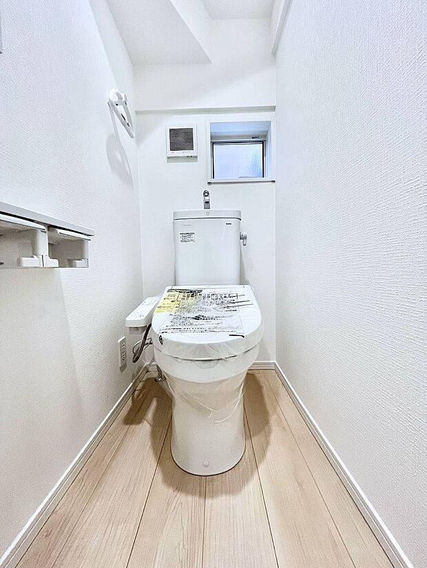 ◆1号棟◆~Toilet~ 綺麗・スッキリ・快適なウォシュレット付トイレでくつろげる空間です。トイレは毎日使わざるを得ないもの。いつも清潔を保ちたいですね。トイレが2ヶ所あるので朝の混雑時に便利です!