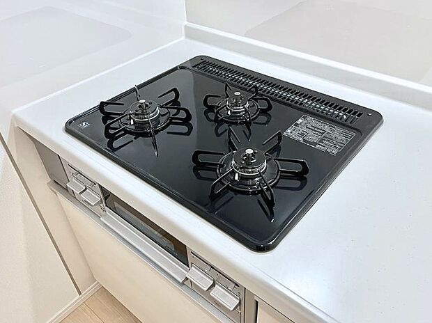 ◆1号棟◆ガスコンロはSiセンサー搭載。火力調節や焦げ付き・消し忘れも防いでくれます。