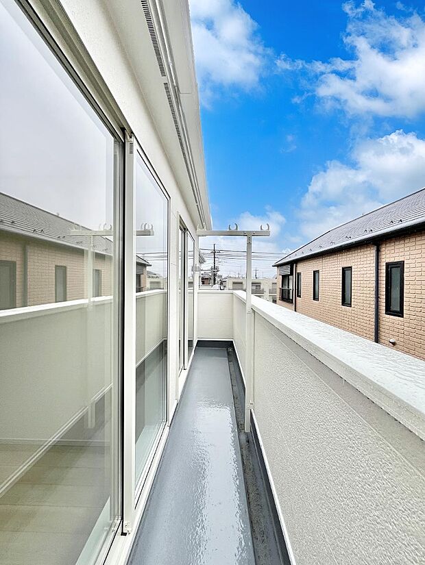 ◆1号棟◆~Balcony~ 大きな空に囲まれた気持ちのいい家。バルコニーを覗くだけで圧倒的な開放感に包まれます。バルコニーは陽がさしこみお布団や洗濯物を気持ちよく干すことができます。