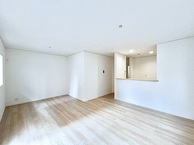 ◆1号棟◆~Living~ 家族の一体感を感じられる広々としたスペース。家族と過ごす時間を大切にする方にピッタリのゆとりの住空間です。お子様が走り回っても安心して見守れます。