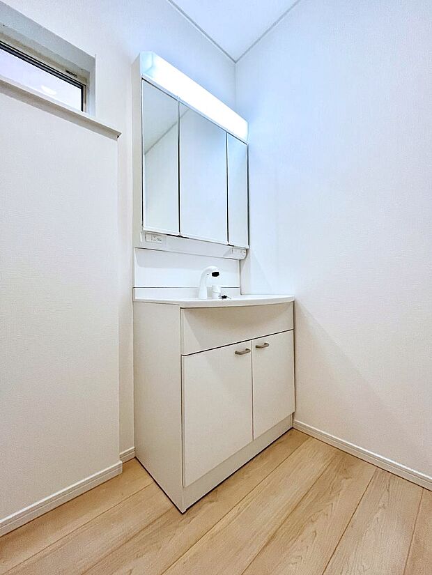 ◆1号棟◆~Dressing Room~ 暗くなりがちな洗面所も窓があると採光と換気が可能なので気持ちよくお使い頂けます。三面鏡タイプの洗面台は鏡裏収納で散らかりがちな洗面所もスッキリ♪