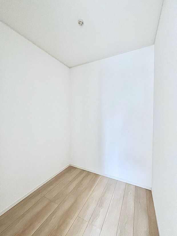 ◆1号棟◆~Walk-in Closet~ 必要なものやコーディネートを一覧して確認でき、身支度や準備が短時間で済むウォークインクローゼットを設置しました。家の中をすっきりとさせる便利な収納スペース。