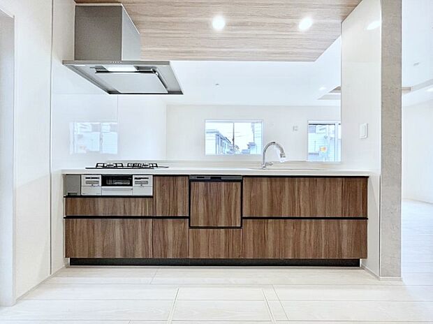 ~Kitchen~ 会話が弾むリビング、料理が愉しくなるキッチン。家は、ただ生活する場ではなく、暮らしを愉しく、快適にする場所。笑顔の毎日、安らぎの日々のために、最新の設備・仕様を採用。