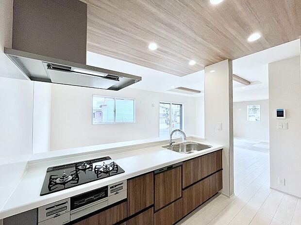 ~Kitchen~ リビングが見渡せるカウンターキッチン。 料理をしながら家族とコミュニケーションをとれるだけでなく、大きな開放感も得ることができます。 お子様の成長も感じることができますね!