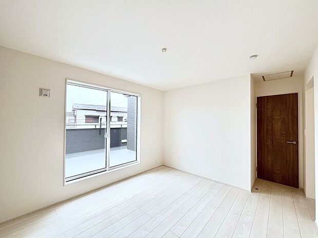 ~Bed Room~ バルコニーからの明るい日差しが差し込みます。日照に恵まれたお部屋。柔らかい自然光で朝目覚める暮らしが送れるだろう。また、機能的な収納を配置して、片付いた空間も実現出来そう。