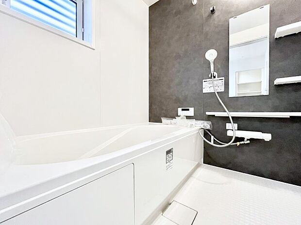 ~Bath Room~ 落ち着いた雰囲気の浴室で明日に向けてリフレッシュ。浴室乾燥機能も付いているので隣の洗濯機置き場で洗い上がった洗濯物を、雨の日も天気を気にせず乾燥させることも可能です。