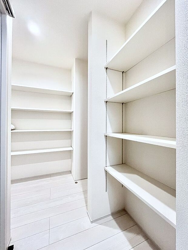 キッチンにはパントリー!食材のストックはもちろん、日用品の収納など使い方はいろいろ!