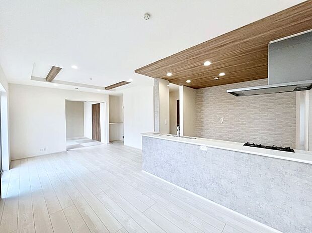 ~Living~ ここにはみんなが集い、食事と楽しい会話が始まる。話に夢中になりすぎて、ついつい時を忘れ夜半過ぎになってしまう。そんな束の間の幸せを感じさせてくれる場所でありたい。