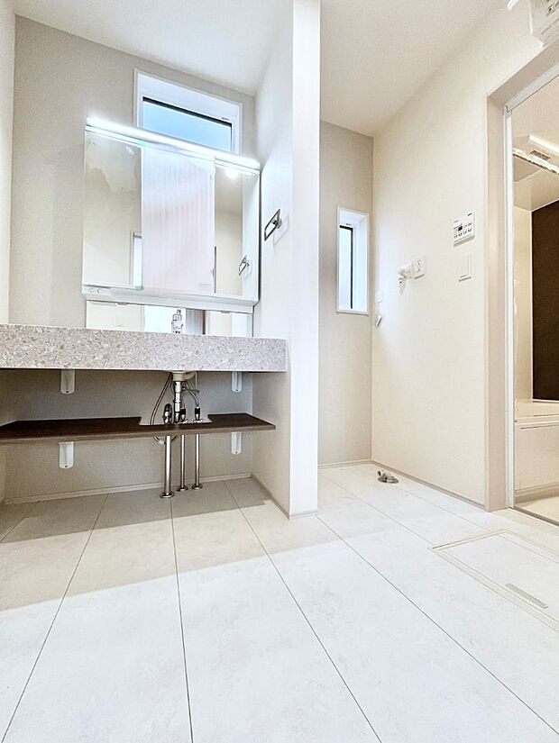 ~Dressing Room~ 暗くなりがちな洗面所も窓があると採光と換気が可能なので気持ちよくお使い頂けます。三面鏡タイプの洗面台は鏡裏収納で散らかりがちな洗面所もスッキリ♪