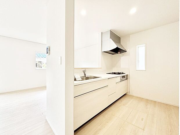 ~Kitchen~ 自然光が入る窓のあるキッチン☆毎日使う場所だからこそ、使い勝手を考慮しました。ゆったりとしたキッチンコーナーは質感豊かな仕上がりとなっております。