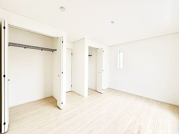 ~Bed Room~ 全居室には収納クローゼットを完備!普段使いのお洋服や小物はもちろん、季節物のお洋服などもしっかりと整理整頓おしまい頂けます。 居室空間を広く使用できますね。
