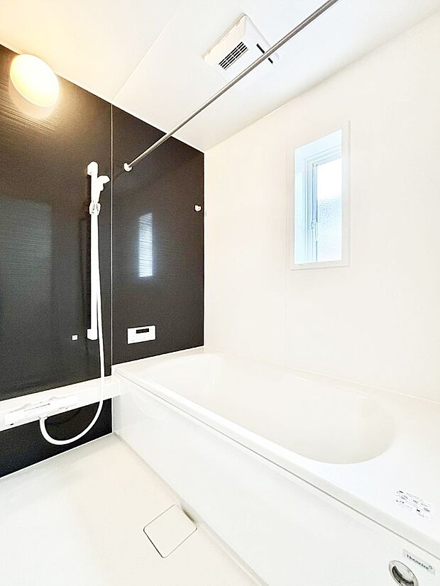 ~Bath Room~ ゆったりと足を伸ばして入浴することが可能!一日の疲れを癒す貴重なバスタイムです。お子様とご一緒でも十分な広さなので、リビングとは違った家族団欒のひと時をお楽しみいただけます。